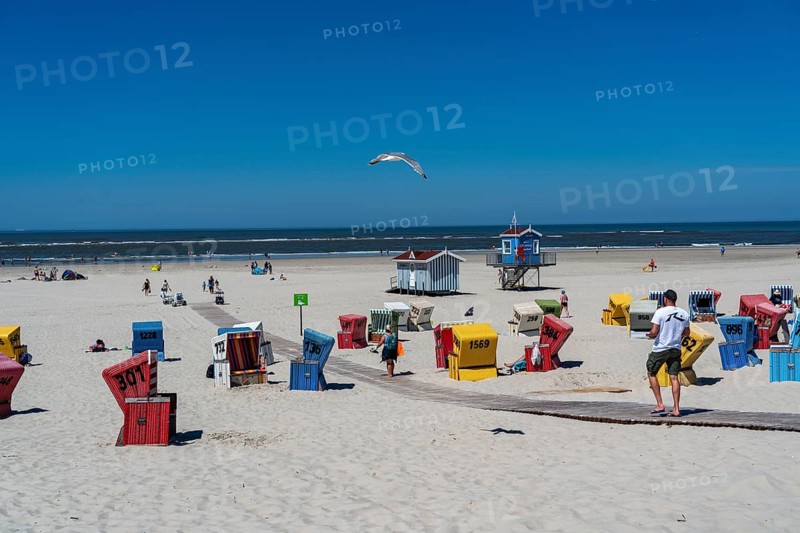 North Sea island of Langeoog, early summer, shortly after the first easing of the lockdown in the Corona crisis, still quite few tourists on the beach, beach chairs, Lower Saxony, Germany, Europe