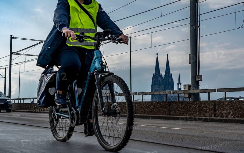 Cycling in the city, cyclist on the Deutzer Bridge in Cologne, Cologne Cathedral, cycle path, North Rhine-Westphalia, Germany, Europe