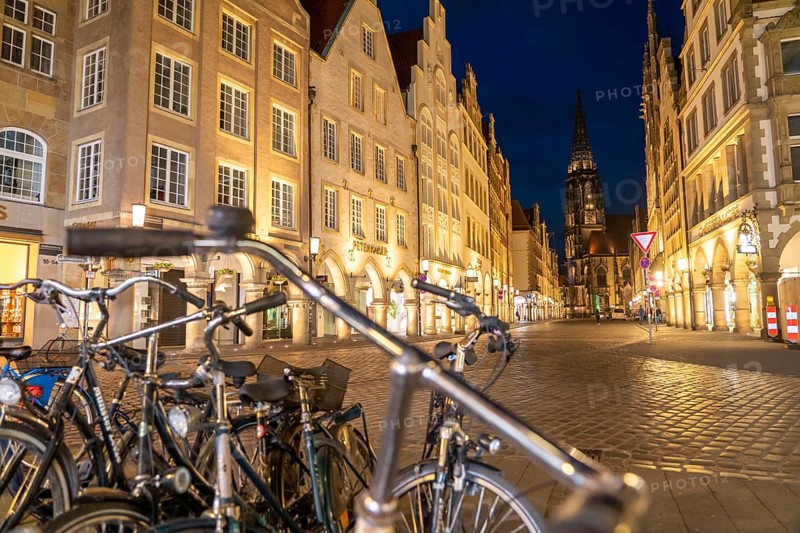 Historic old town, Prinzipalmarkt, gabled houses, St. Lamberti Church, bicycle parking, in Münster, North Rhine-Westphalia, Germany, Europe