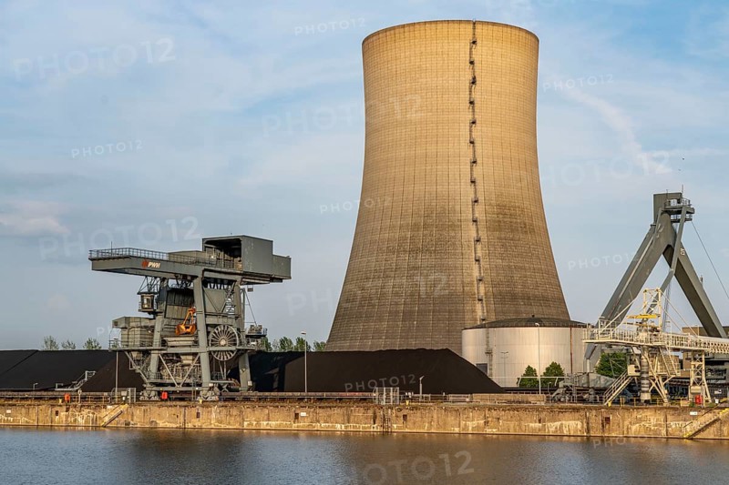The Heyden power plant, coal-fired power plant, which was shut down in July 2021 and kept as a grid reserve and will be temporarily reconnected to the grid at the end of August 2022 as part of the energy crisis, harbour on the Heyden lock canal, Petershagen, North Rhine-Westphalia, Germany, Europe