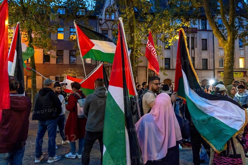 Demonstration by pro-Palestinian activists in Duisburg-Hochfeld, around 110 demonstrators marched through the neighbourhood justifying Hamas' attack against Israel, Duisburg, North Rhine-Westphalia, Germany, Europe
