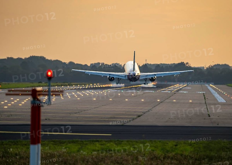 Approach to Düsseldorf International Airport, Runway North, 05L/23R, Lighting, North Rhine-Westphalia, Germany, Europe