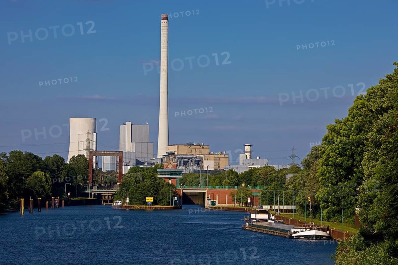 Rhine-Herne Canal at the Wanne-Eickel lock with the STEAG power station in Baukau, Herne, Ruhr area, North Rhine-Westphalia, Germany, Europe