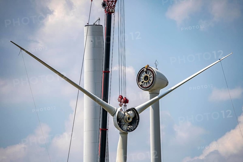 Repowering of a wind farm near Issum, 9 older wind turbines from the manufacturer Enercon (model series E-58) will be dismantled, which have been in operation for over two decades, will be replaced by a total of four Enercon E-160 turbines, under construction, with a total output of 22 megawatts, Lower Rhine, North Rhine-Westphalia, Germany, Europe