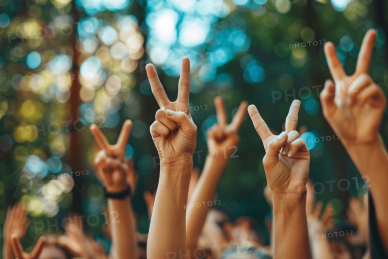 Crowd of people with raised hands with peace sign. KI generiert, generiert, AI generated