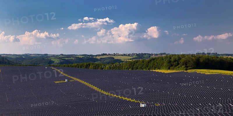 Large ground-mounted photovoltaic system, solar park in the Southern Eifel nature park Park, Ardennes, Arzfelder Hochfläche, Dauwelshausen, Rhineland-Palatinate, Germany, Europe