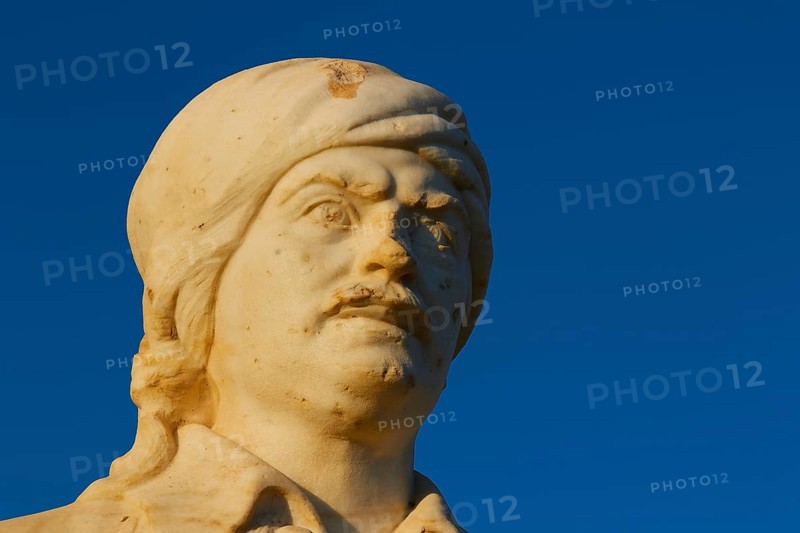 Evening light, marble bust, freedom fighter, partisan, soldier, Hatzimachalis Dalianis, Frangokastello, Venetian fortress, fortress, Sfakia, West Crete, south coast, island of Crete, Greece, Europe