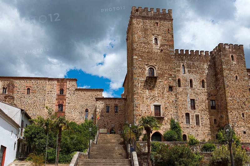 Steinburg mit Treppen und Vegetation vor einem bewölkten Himmel, Wallfahrtskirche und Kloster, Real Monasterio de Nuestra Señora de Guadalupe, Guadalupe, Provinz Cáceres, Caceres, Extremadura, Spanien
