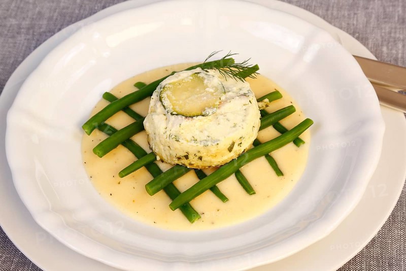 Swabian cuisine, oven-baked pike-perch on princess beans with lemon sauce, fish dish, pike-perch fillet, courgette, green beans, dill, starter, from the oven, casserole, arranged on a plate, traditional cuisine reinterpreted, food photography, studio, Germany, Europe