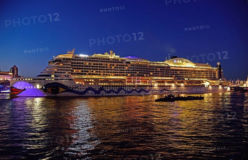 Europe, Germany, Hamburg, Elbe, View over the Elbe, Passenger ship AIDAprima with festive lighting, Hamburg, Hamburg, Federal Republic of Germany, Europe
