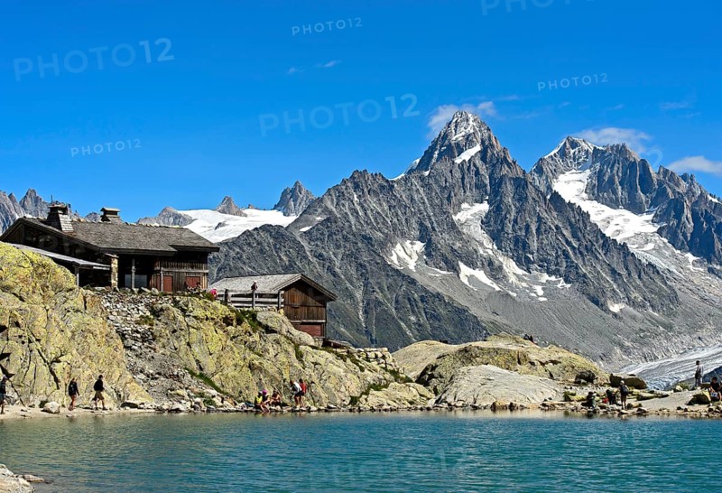 Lac Blanc mountain hut on the Lac Blanc mountain lake, behind the peaks Aiguille du Chardonnet and Aiguille d'Argentière, Aiguilles Rouges nature reserve, Chamonix, Haute Savoie, France, Europe