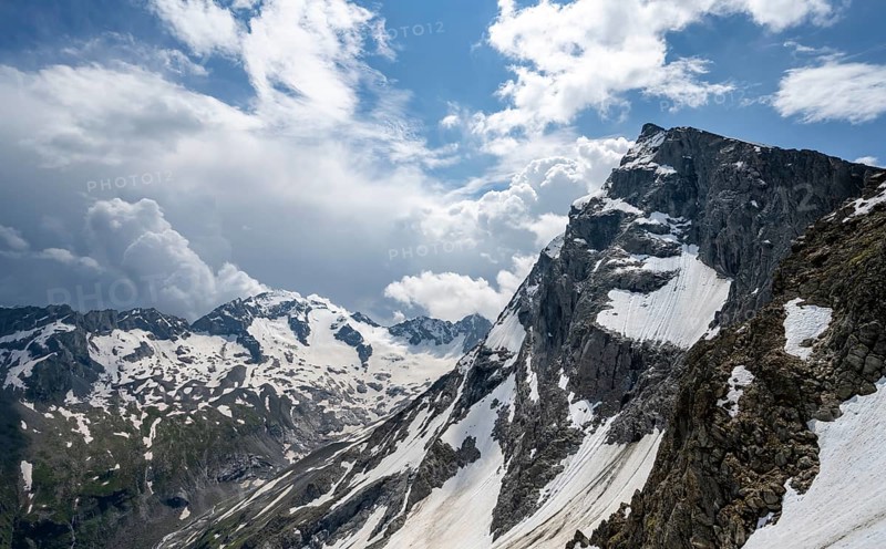 View from the Nördliche Mörchnerscharte with summit Kleiner Mörchner, behind mountain peak Greizer Spitze with snow, Berliner Höhenweg, Zillertal Alps, Tyrol, Austria, Europe