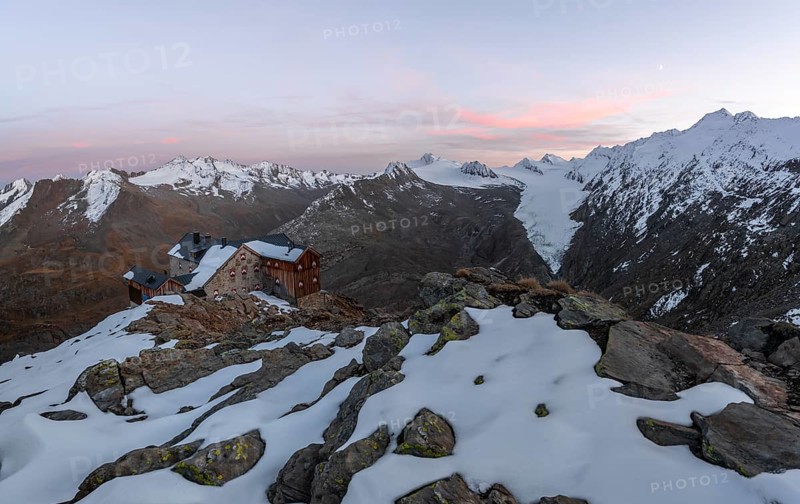 Snow-covered mountain landscape, mountain hut Ramolhaus in autumn with snow, at sunset, view of Gurgler Ferner with summit Hochwilde and Falschungsspitze, Ötztal Alps, Tyrol, Austria, Europe