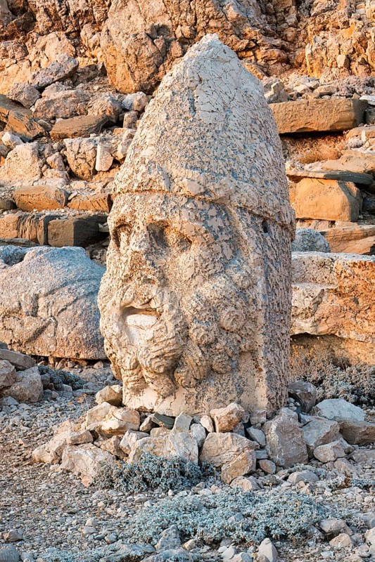 Herakles statue near the Commagene King Antiochus I tomb on the top of Mount Nemrut, Adiyaman province, Turkey, Asia