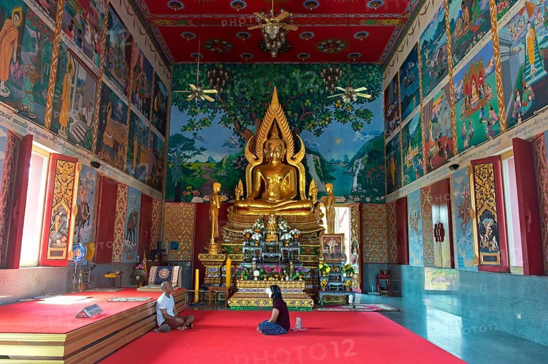 Man and woman sitting in dialogue in a prayer hall in the Buddhist temple Wat Plai Laem, Koh Samui, Thailand, Asia
