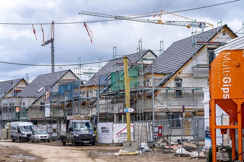 New development district, around 140 detached and semi-detached villas being built in the south of Duisburg, various property developers, shells, construction work, North Rhine-Westphalia, Germany, Europe