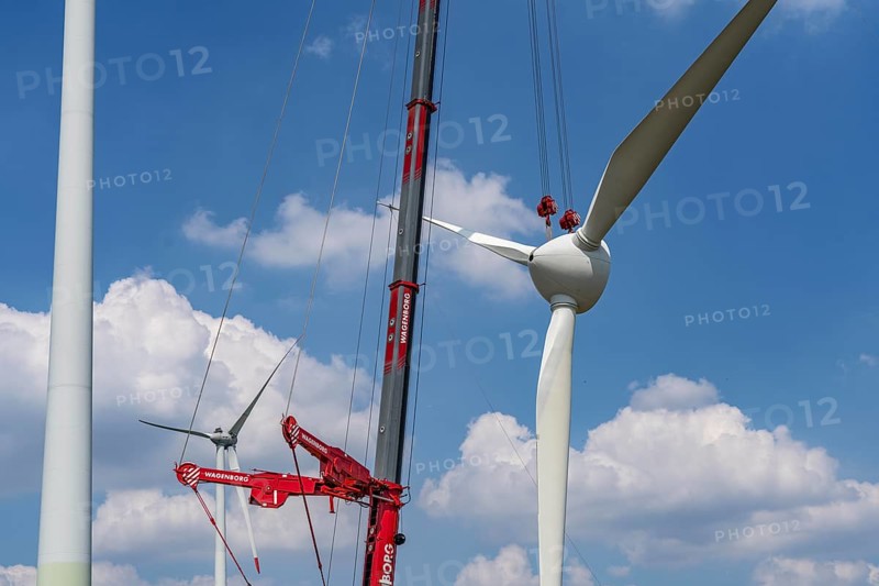 Repowering of a wind farm near Issum, 9 older wind turbines from the manufacturer Enercon (model series E-58) will be dismantled, which have been in operation for over two decades, will be replaced by a total of four Enercon E-160 turbines, under construction, with a total output of 22 megawatts, Lower Rhine, North Rhine-Westphalia, Germany, Europe