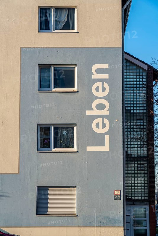 Residential buildings, rented flat, façade with the inscription Leben, on Adolf-Schmidt-Strasse, Essen-Holsterhausen, Essen, North Rhine-Westphalia, Germany, Europe