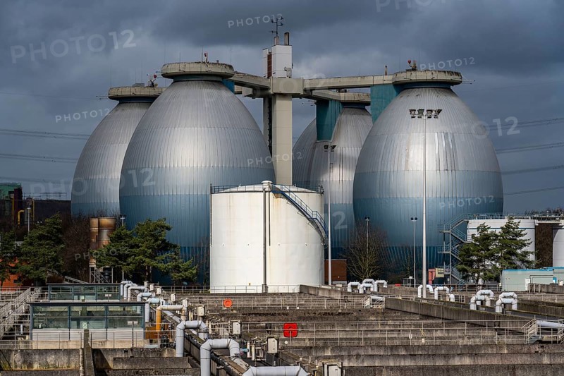 Digesters and aeration tanks, Emschergenossenschaft sewage treatment plant in the Weilheimer Mark in Bottrop, North Rhine-Westphalia, Germany, Europe