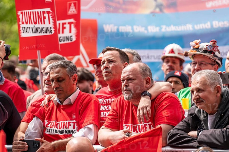 Demonstration by many thousands of steelworkers in front of the ThyssenKrupp headquarters in Essen against massive job cuts following the involvement of a foreign investor in the company, massive criticism of Group CEO Miguel López, North Rhine-Westphalia, Germany, Europe