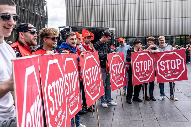 Demonstration by many thousands of steelworkers in front of the ThyssenKrupp headquarters in Essen against massive job cuts following the involvement of a foreign investor in the company, massive criticism of Group CEO Miguel López, North Rhine-Westphalia, Germany, Europe