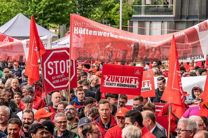 Demonstration by many thousands of steelworkers in front of the ThyssenKrupp headquarters in Essen against massive job cuts following the involvement of a foreign investor in the company, massive criticism of Group CEO Miguel López, North Rhine-Westphalia, Germany, Europe