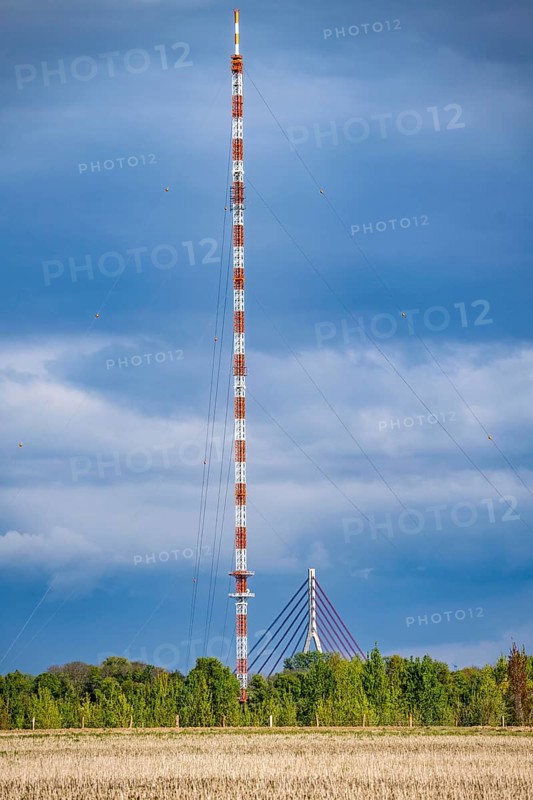 Niederrheinbrücke Wesel, bridge pier, B58, cable-stayed bridge, the Wesel transmitter, 320 metre high, guyed steel lattice mast in Wesel-Büderich, erected, transmitter for the transmission of FM, digital radio (DAB) and television programmes (DVB-T), the Wesel transmitter is the highest structure in North Rhine-Westphalia, North Rhine-Westphalia, Germany, Europe