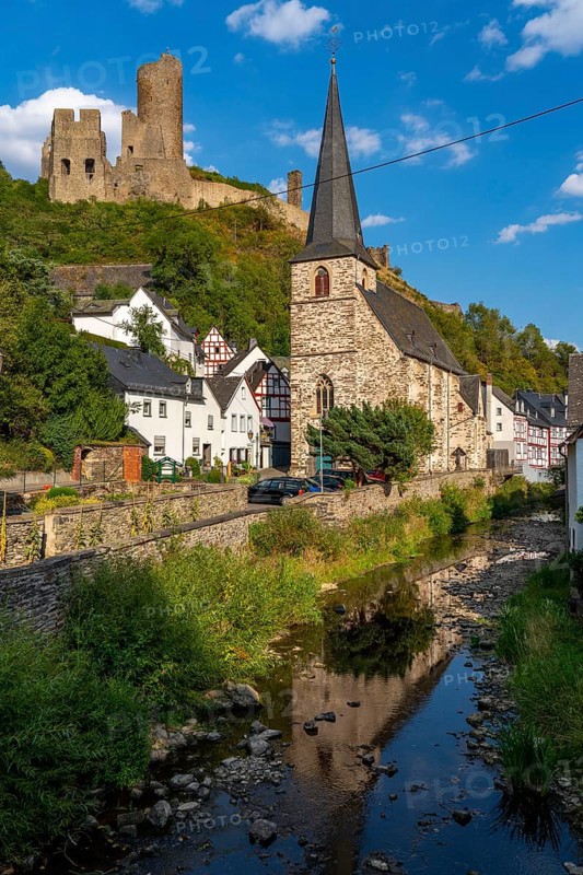 Monreal, idyllic half-timbered village in the Elz valley, ruins of the Löwenburg castle, in the district of Mayen-Koblenz, in Rhineland-Palatinate, Germany, Europe