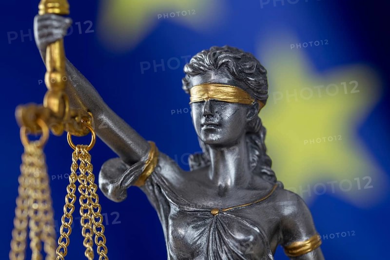 Symbolic image: Justitia in front of a European flag