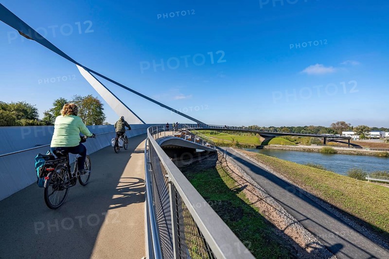 New bridge over the Rhine-Herne Canal and the Emscher, leap over the Emscher, bicycle and pedestrian bridge, 412 metres long, at the so-called Emscherland, Castrop-Rauxel water cross, North Rhine-Westphalia, Germany, Europe