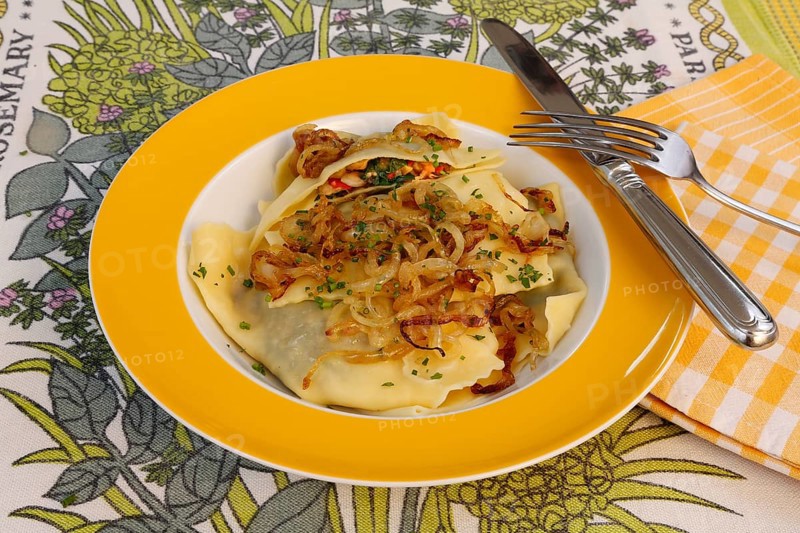 Swabian cuisine, Maultaschen, vegetarian, vegetable Maultaschen, vegetables in noodle dough, spinach, peeled onions, grandmother's cooking, regional, home cooking, typical Swabian, traditional cuisine reinterpreted, arranged on plates, food photography, studio, Germany, Europe