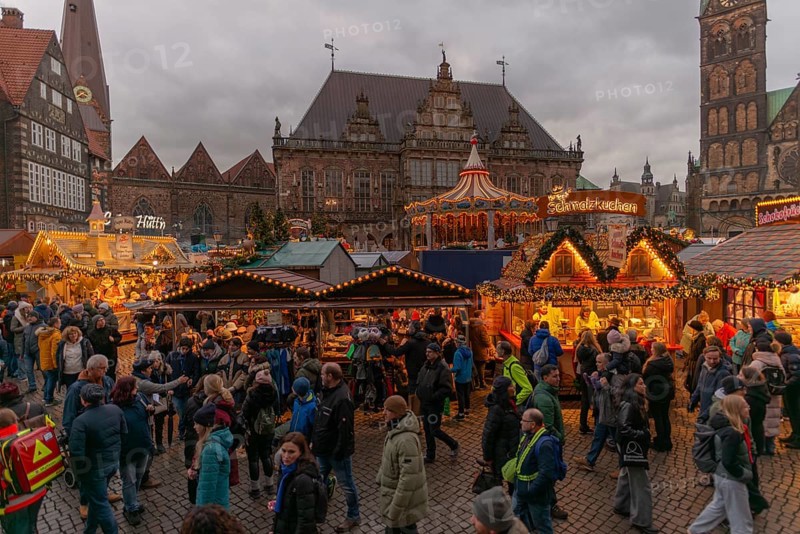 Christmas market at the historic town hall of the Hanseatic city of Bremen, market square in the old town, Church of Our Lady, tower of the Gothic St. Peter's Cathedral, Christmas decorations, stalls, Germany, Europe