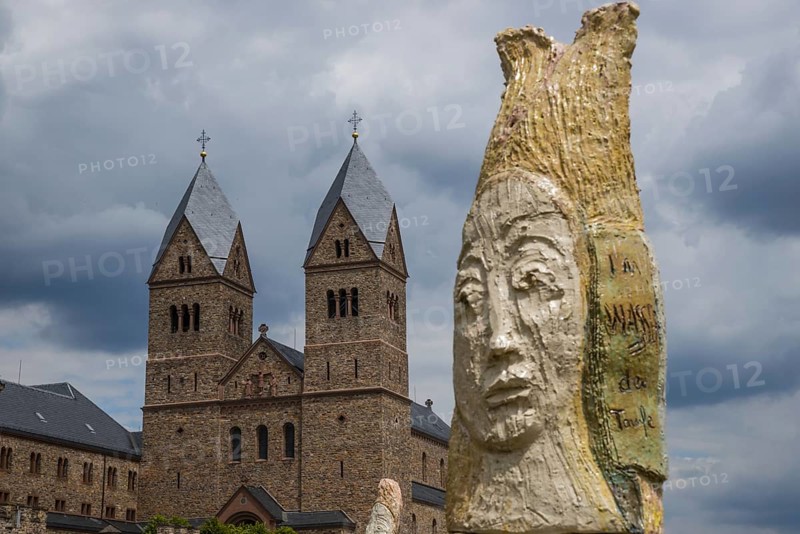 Large ceramic sculptures, behind them St Hildegard's Abbey, Benedictine Abbey, Eibingen near Ruedesheim, Diocese of Limburg, Hesse, Germany, Europe