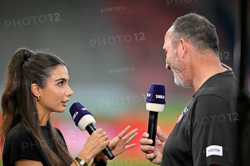 TV presenter Lea Wagner in an interview, microphone, logo, SWR, portrait, with coach Frank Schmidt 1. FC Heidenheim 1846 FCH, Voith-Arena, Heidenheim, Baden-Württemberg, Germany, Europe