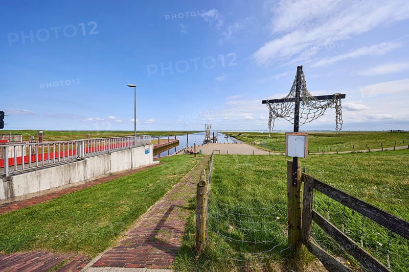 View of the dyke foreland at the Varel lock near Varel, district of Friesland, Lower Saxony, Germany, Europe