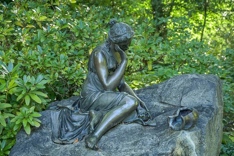 Fountain The Broken Jug, Garden, Britzer Schloss, Alt-Britz, Neukölln, Berlin, Germany, Europe
