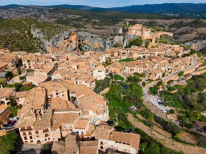 A picturesque medieval village with tiled roofs in a mountainous landscape, aerial view, collegiate church on the hill, Colegiata de Santa María la Mayor, Alquézar, Alquezar, Huesca, Aragón, Aragon, Pyrenees, Spain, Europe