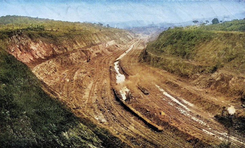 Panama Canal from the west bank, excavation, workers with shovels at work, around 1885, Panama, Historical, digitally restored reproduction from a 19th century original, Record date not stated, Central America