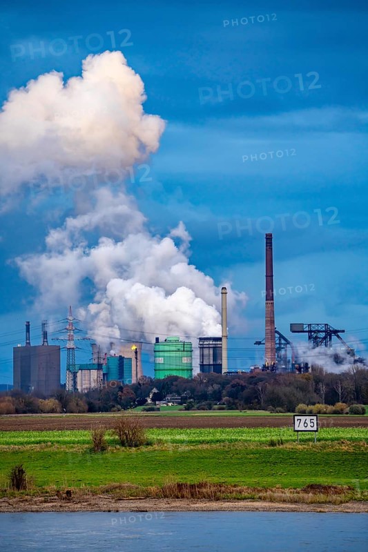 Hüttenwerke Krupp-Mannesmann, HKM in Duisburg-Hüttenheim, 2 blast furnaces, coking plant, quenching cloud, on the left the gas-fired power station, cooling towers, Rheinauen in Duisburg-Mündelheim, North Rhine-Westphalia, Germany, Europe