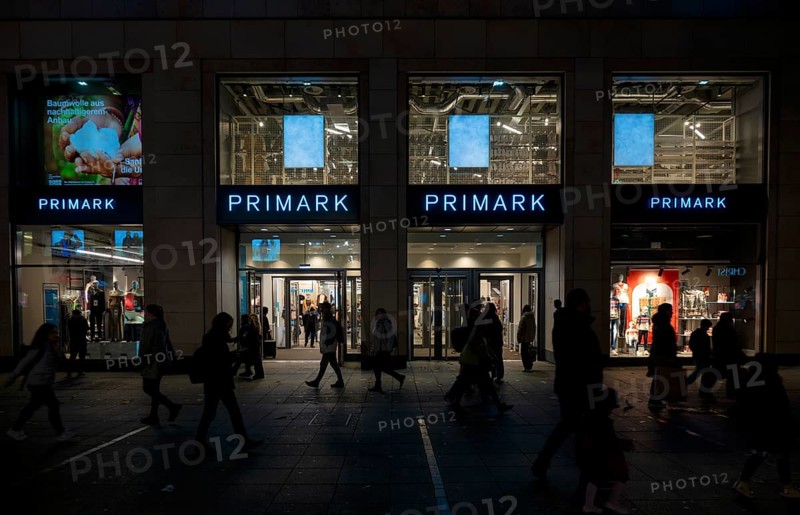 Night shot, passers-by, pedestrian zone, shopping, Primark Brand Store, logo, department stores' chain, shop, Königsstraße branch, Stuttgart, Baden-Württemberg, Germany, Europe