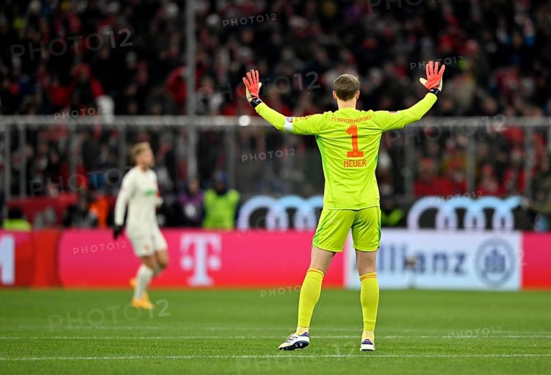 Goalkeeper Manuel Neuer FC Bayern Munich FCB (01) from behind, gesture gesture Allianz Arena, Munich, Bavaria, Germany, Europe