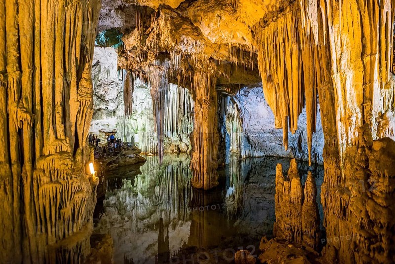 Huge stalactites and underground lake, stalactite cave, Grotta di Nettuno, Neptune Grotto, Capo Caccia, near Alghero, Sardinia, Italy, Europe
