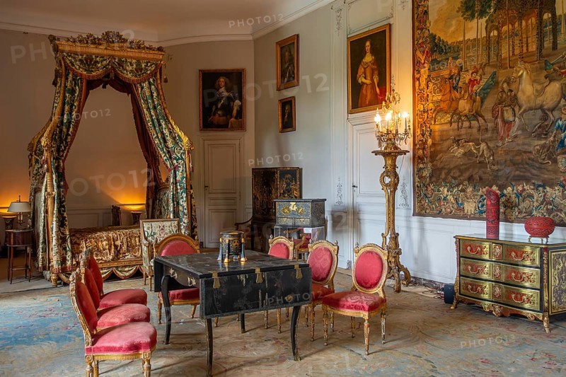 Louis XVI canopy bed, lit à la polonaise in the Amblise Room at Château de Bel?il, Baroque castle in Beloeil, province of Hainaut, Wallonia, Belgium, Europe