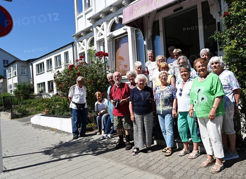 DEU, Germany, Sellin (Rügen) : The Workers' Welfare Organisation (AWO) has designed a senior citizens' trip to Rügen as a special experience for its guests. Sellin: Group picture of the seniors, Europe