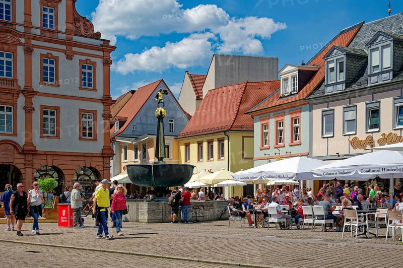 Figure of St George and the dragon, St George's Fountain, Maximilianstraße, Speyer, Rhineland-Palatinate, Germany, Europe