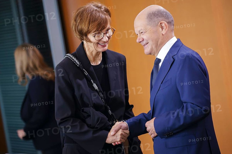 Bettina Stark-Watzinger (FDP), Federal Minister of Education and Research, and Olaf Scholz (SPD), Federal Chancellor, at a cabinet meeting in the Federal Chancellery. Berlin, 19 June 2024