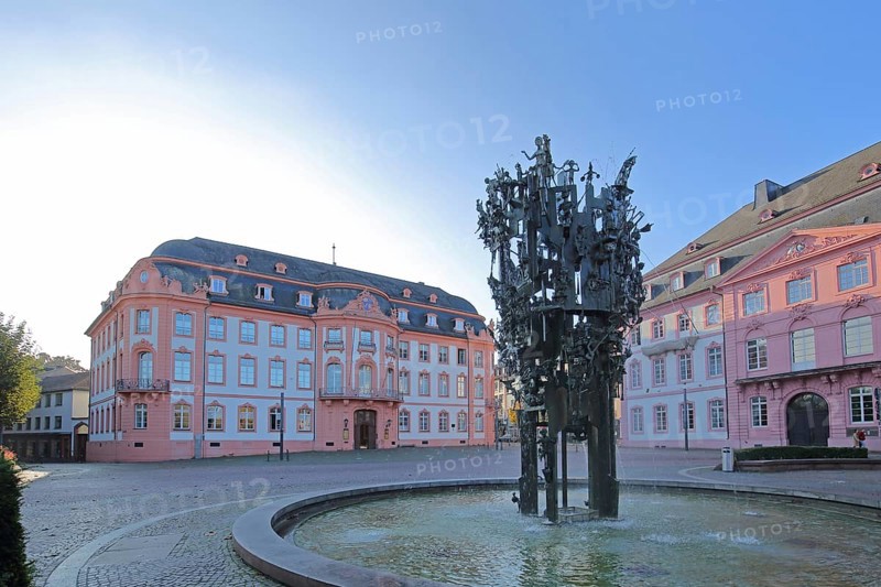 Carnival Fountain by Blasius Spreng 1963 and baroque Osteiner Hof, Bassenheimer Hof, Fool's Fountain with water basin, Schillerplatz, Old Town, Mainz, Rhine-Hesse region, Rhineland-Palatinate, Germany, Europe
