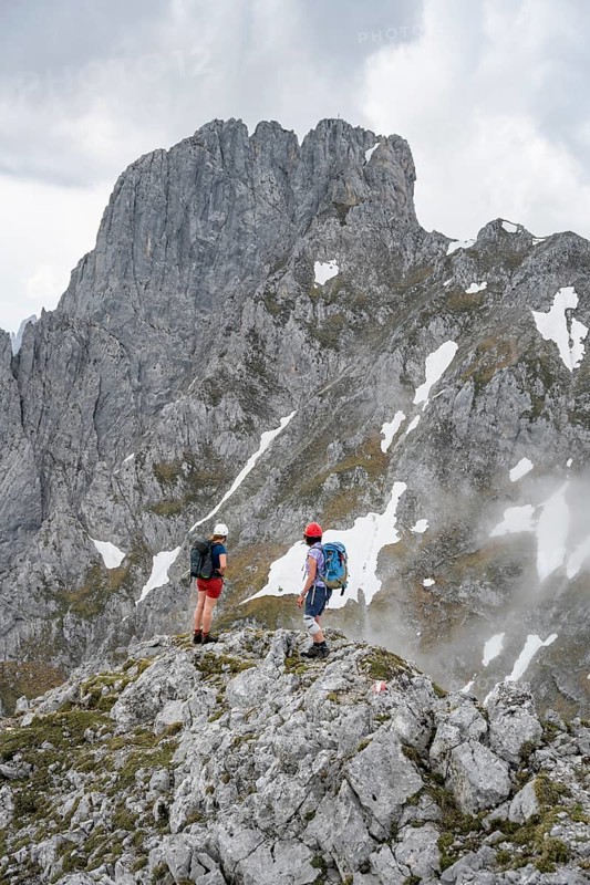 Mountaineer with helmet, ascent to Ackerlspitze, behind Maukspitze, Wilder Kaiser, Kaiser Mountains, Tyrol, Austria, Europe