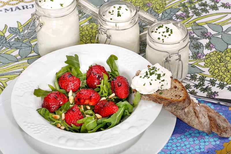 Swabian cuisine, Luggeles cheese in a jar, salad rocket with strawberries, pine nuts, Swabian cream cheese, dairy product, vegetarian, healthy, rocket, bread, chives, arranged on a plate, grandmother's kitchen, regional, home cooking, typical Swabian, traditional cuisine reinterpreted, food photography, studio, Germany, Europe