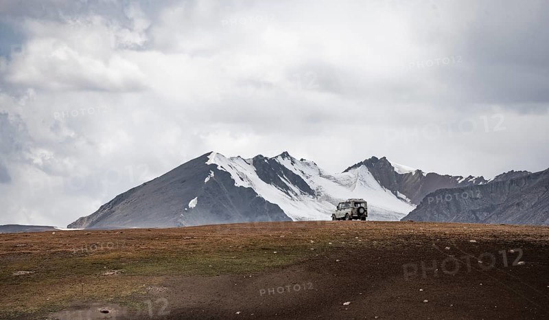 Off-road vehicle, Glaciated and snow-covered peaks, Ak Shyrak Mountains, near Kumtor, Kara-Say, Tian Shan, Kyrgyzstan, Asia